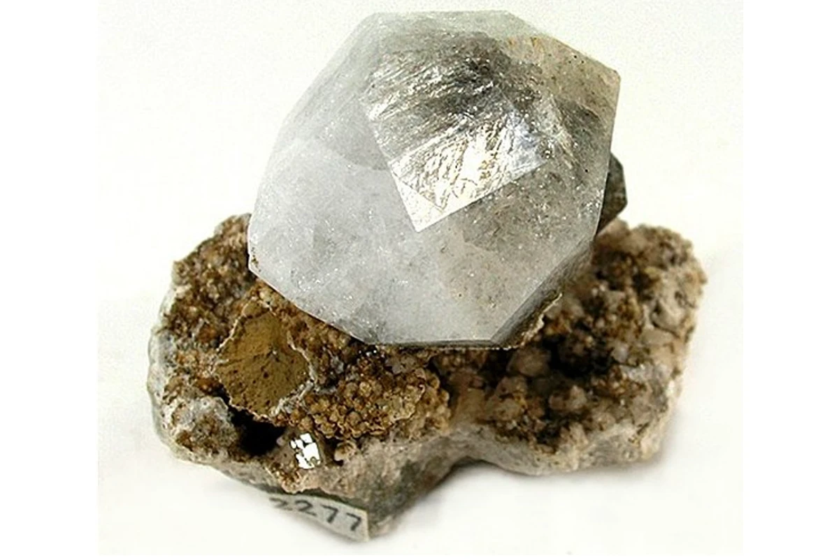 Analcime, a zeolite mineral, on sparing matrix 
